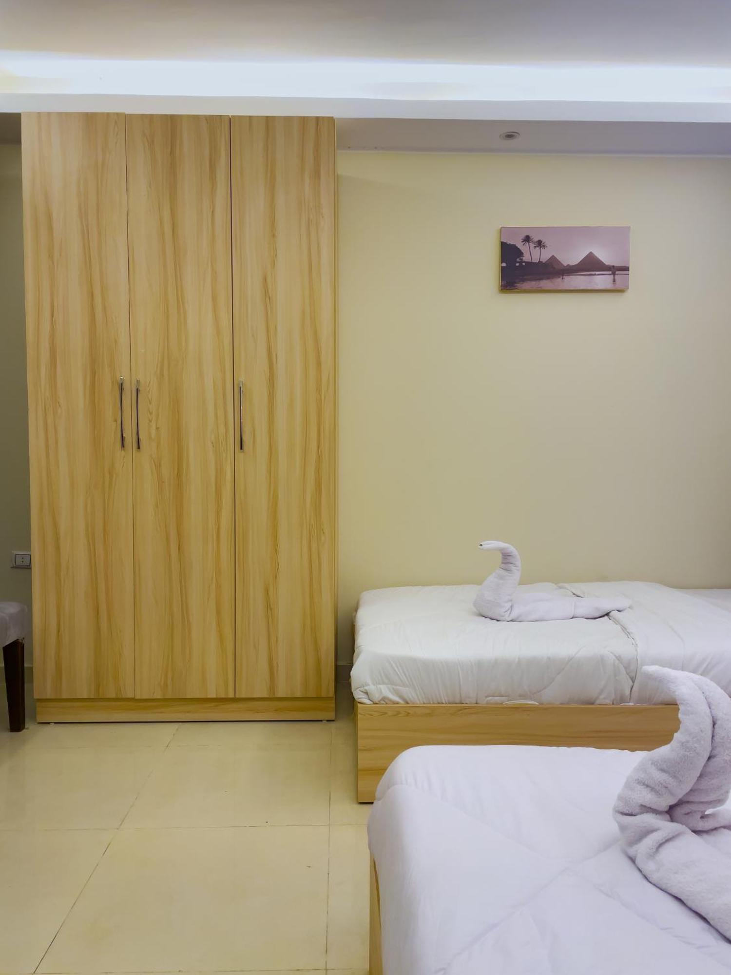Jumeirah Pyramids View Inn Kafrat al Jabal Exterior photo